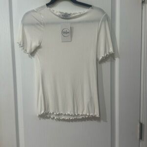 Gilli size medium cream  short sleeve ruffled edge top NWT
